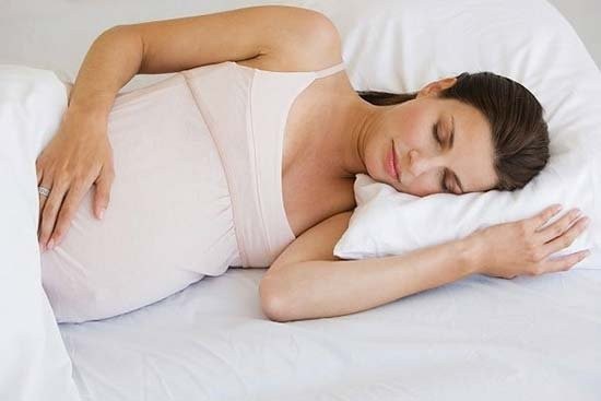 Беременная женщина должна спать в правильном положении